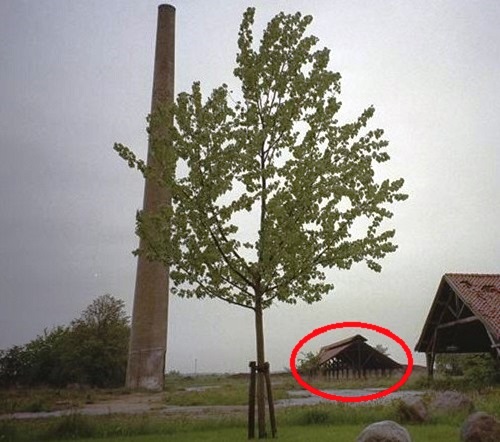 Laden på Karlebo Teglværk 1996. Kun to lader og skorstenen ikke revet ned.